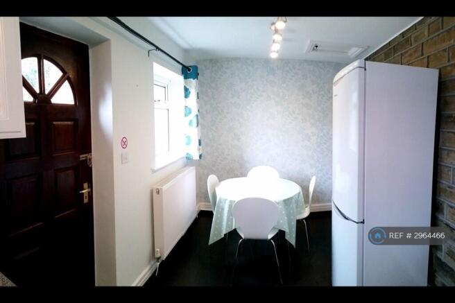 2 bed Terraced to rent Image 5