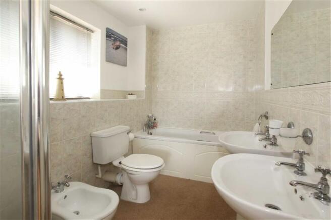 EN-SUITE BATHROOM