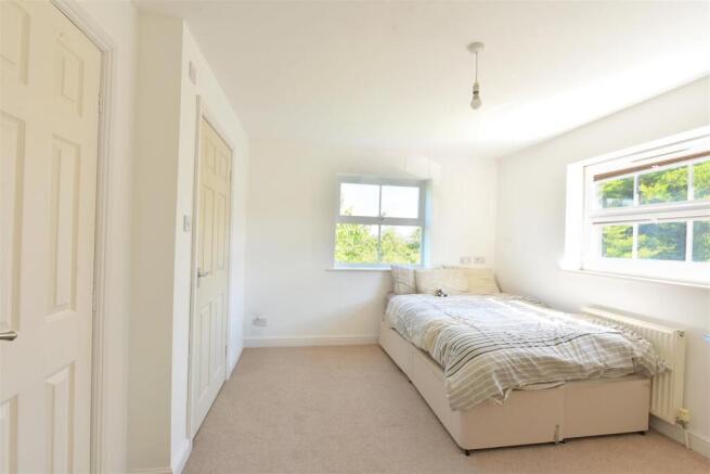 7 bed Detached to rent Image 10