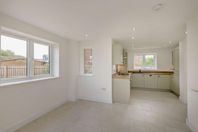 4 bed Detached for sale Image 9