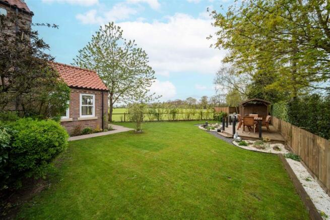 4 bed Detached for sale Image 9