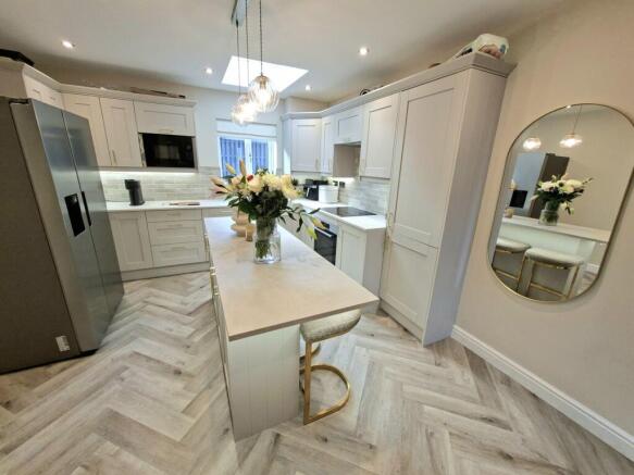 KITCHEN/BREAKFAST ROOM
