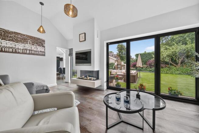 5 bed Detached for sale Image 11