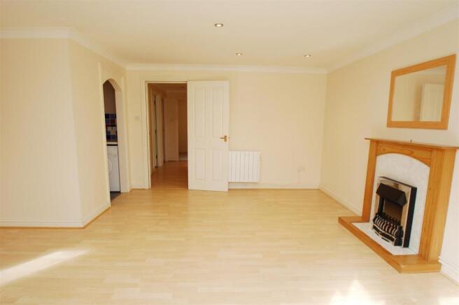 L-SHAPED LIVING/DINING ROOM