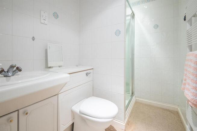 EN-SUITE SHOWER ROOM