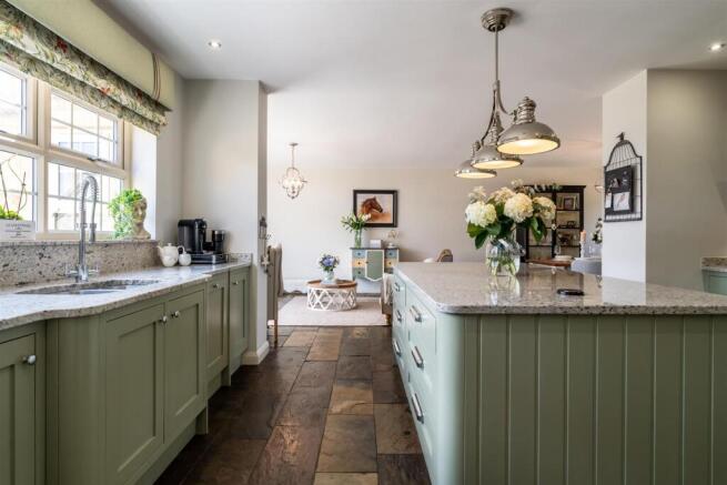 4 bed Detached for sale Image 10