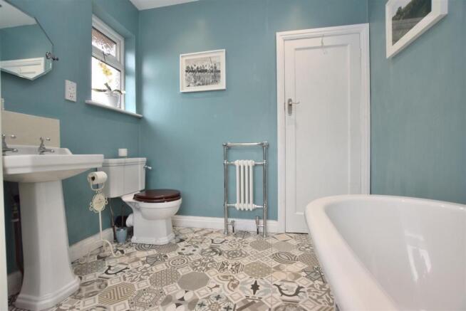 Beautifully Appointed Four Piece Bathroom