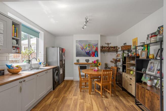 3 bed Semi-Detached for sale Image 6