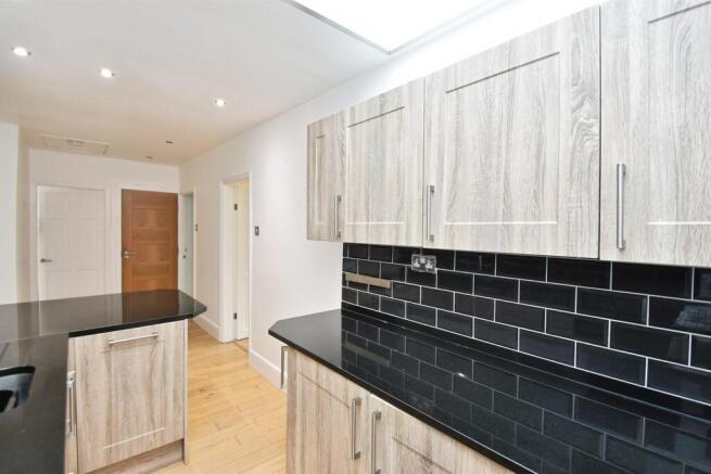 2 bed Flat for sale Image 5