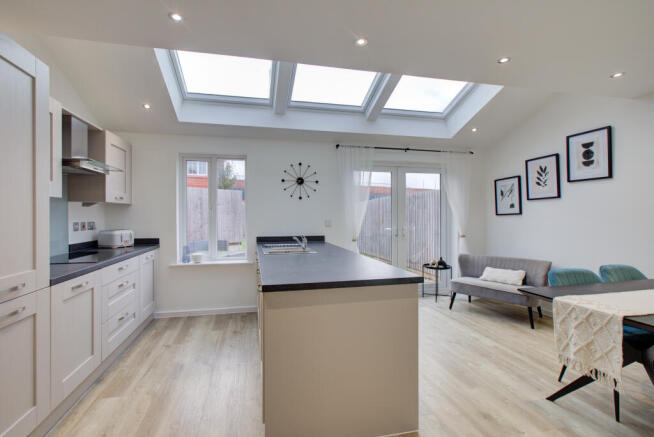 82 SPINNERS AVENUE-12