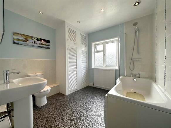 First Floor Bathroom 052