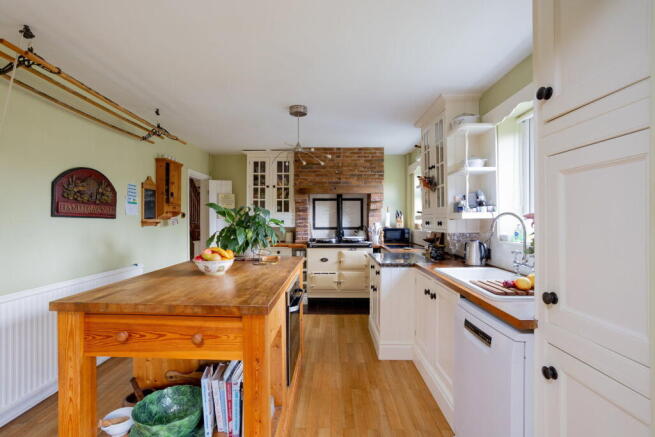 5 bed Detached for sale Image 9