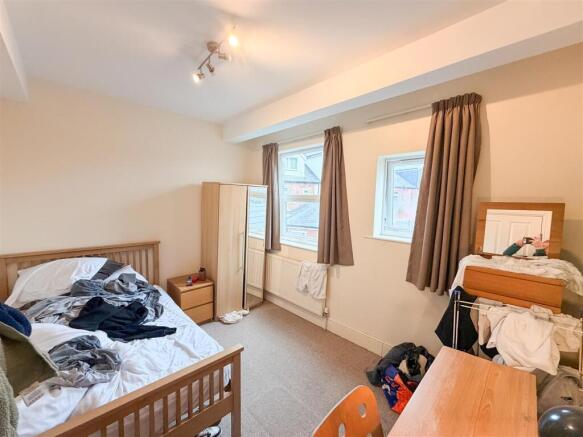 4 bed House to rent Image 4