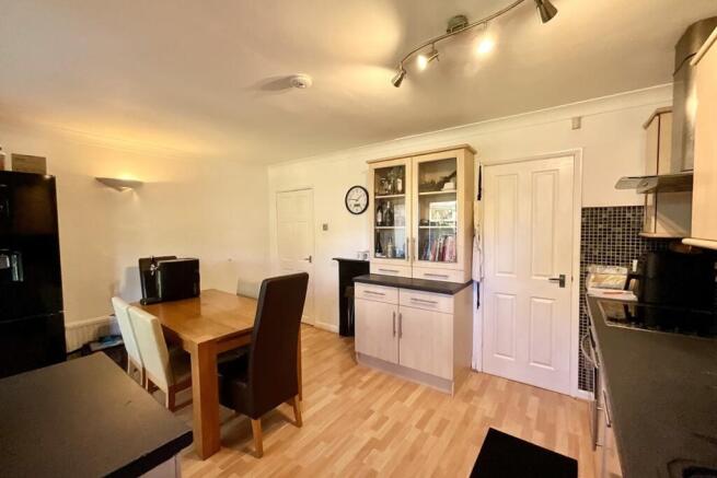 4 bed Semi-Detached for sale Image 12