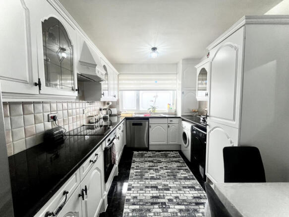 A Beautiful End Terrace, Two Bedroom House in Enf