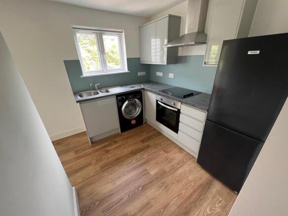 Flat 17 Val Court Kitchen.jpg