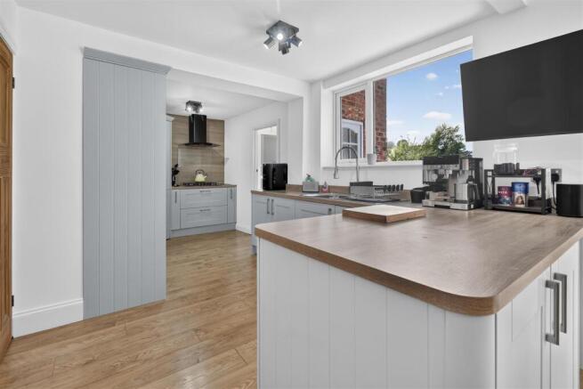 4 bed Semi-Detached for sale Image 7