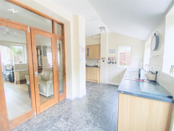 Modern L-Shaped Kitchen