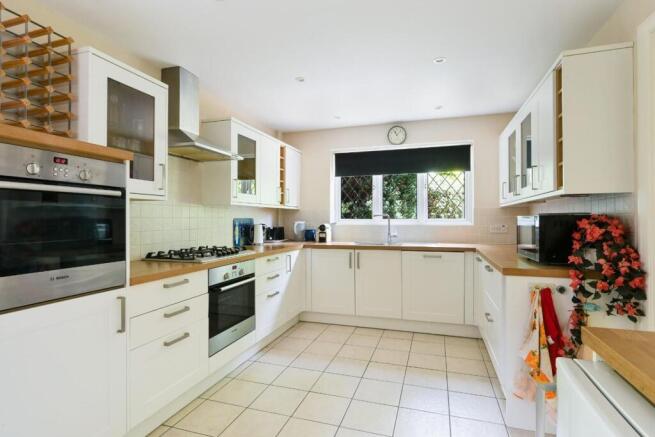 Delves, Tadworth, KT20 photo 4