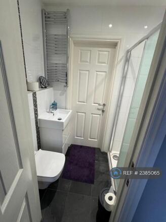 Jack & Jill Bathroom - Between Bed 2 & 3 