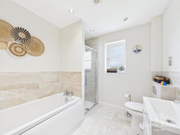 4 bed Detached for sale Image 9