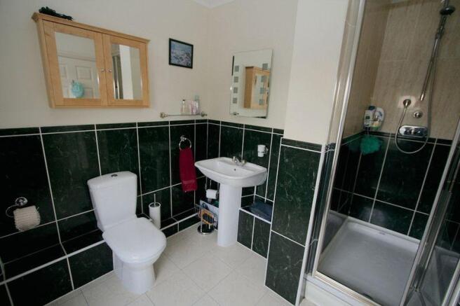 En suite to bedroom