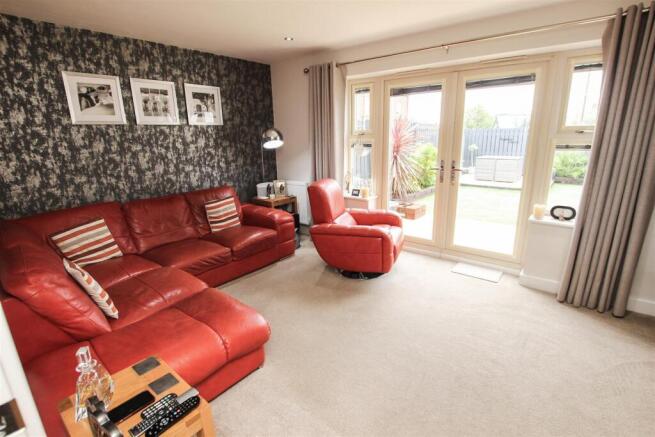 OPEN PLAN LIVING AREA