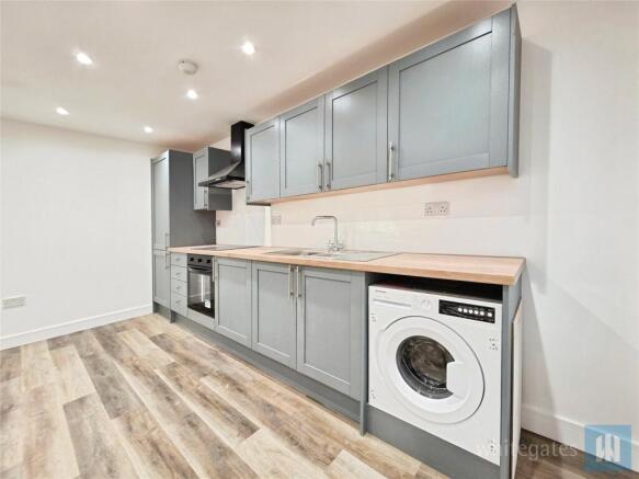 3 bed Apartment to rent Image 8
