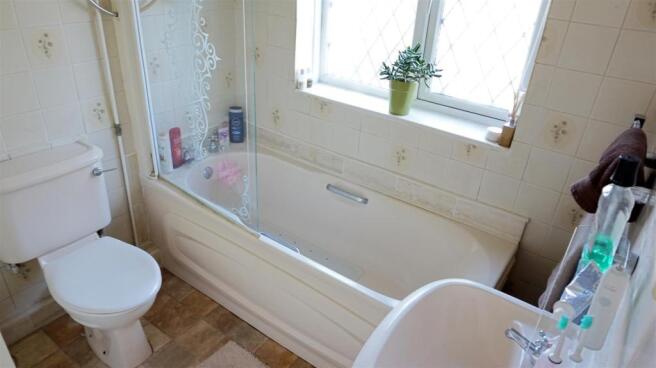 FIRST FLOOR BATHROOM