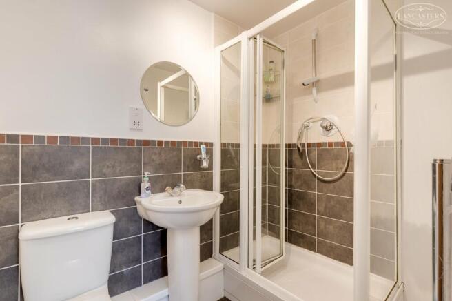 Bedroom 1 en suite L