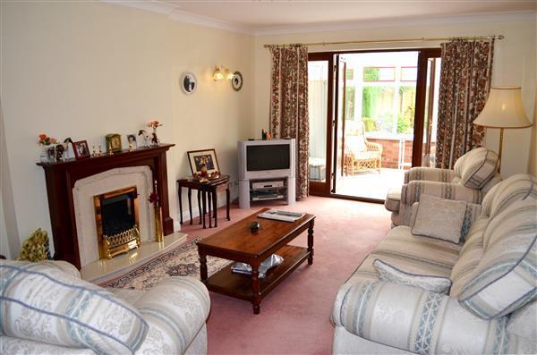 LOUNGE.