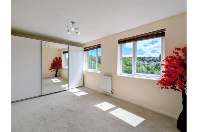4 bed Semi-Detached for sale Image 11