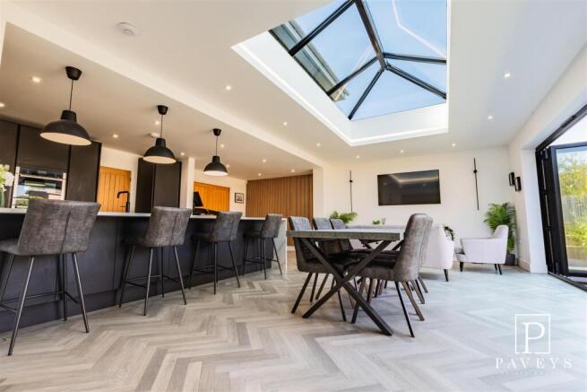 KITCHEN/DINER & FAMILY ROOM
