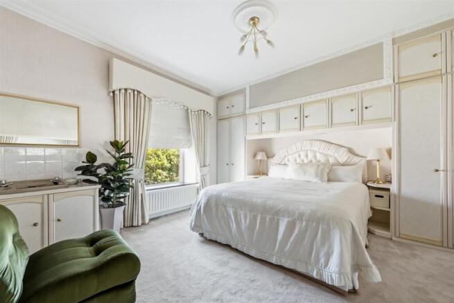 6 bed Semi-Detached for sale Image 11