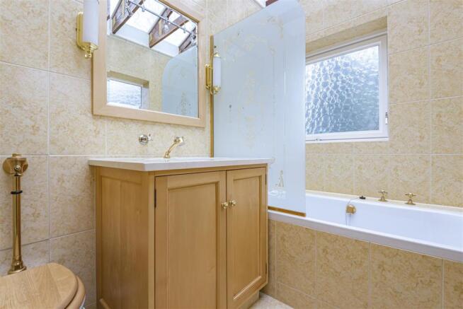 Bathroom 2.jpg