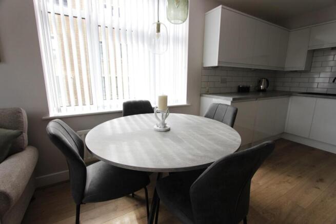 2 bed Apartment to rent Image 11