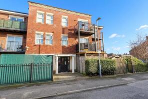 13, 144 Blythe Wood Court, Waterloo Road, Uxbridge UB8 2SP