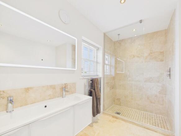 5 bed Detached for sale Image 11