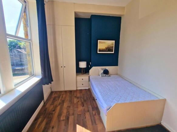 Bright single bedroom with large sash window, w...