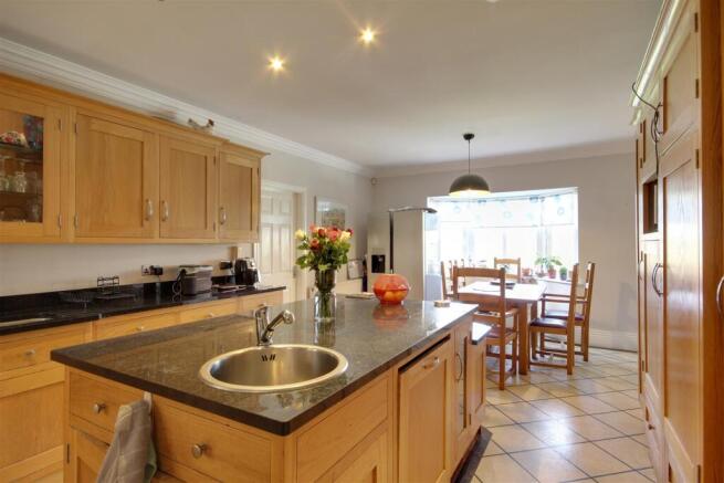 6 bed Detached for sale Image 8