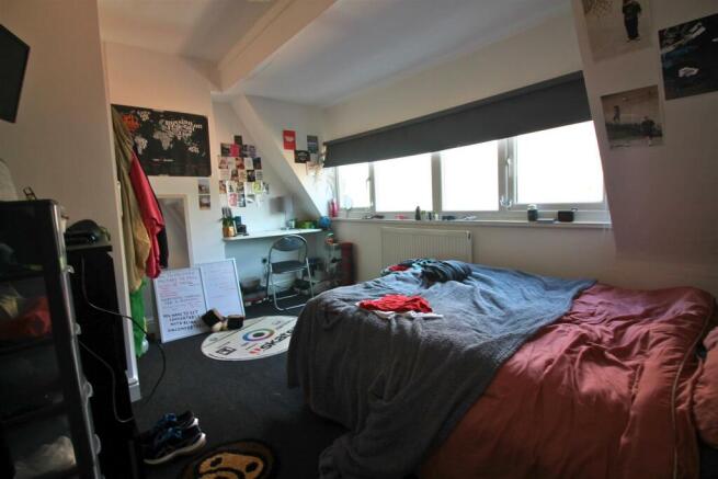 7 bed House to rent Image 5