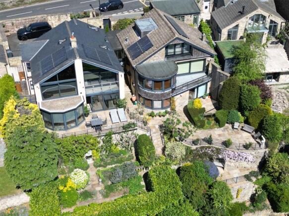 4 bed Link Detached House for sale in richmond