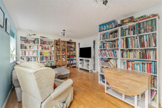 32 Waterloo Drive, Banbury-12.jpg