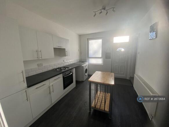 2 bed End of Terrace to rent Image 4
