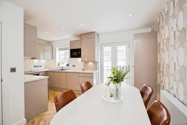 4 bed Semi-Detached for sale Image 4