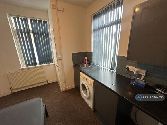 Studio to rent Image 9