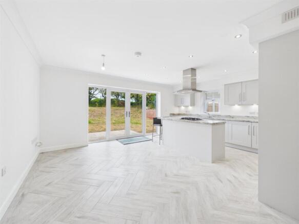 Open plan kitchen/dining/living: