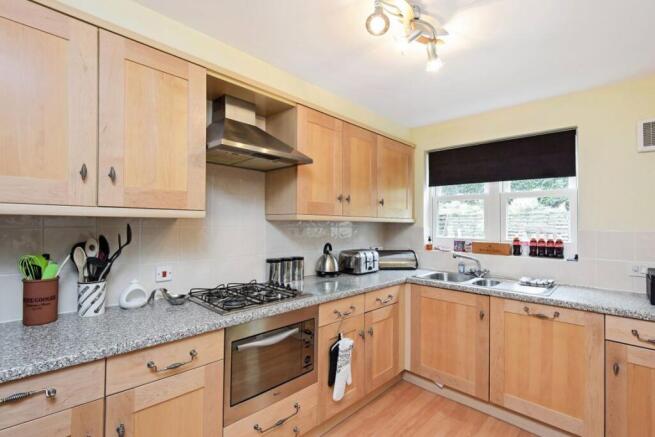 5 bed House to rent Image 4