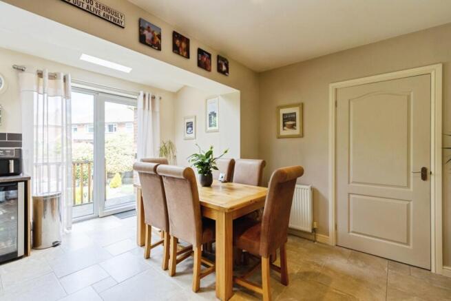 4 bed Semi-Detached for sale Image 11