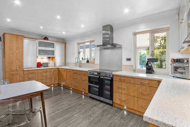 4 bed Detached for sale Image 7